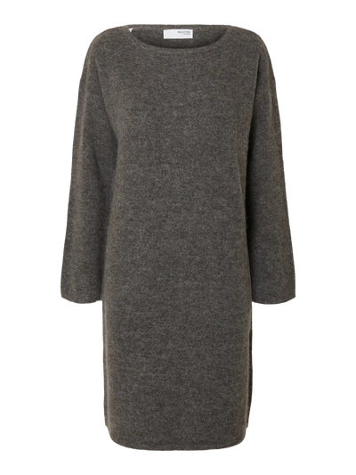 Grå melange strikkjole med rund hals og trekvart ærmer. Enkel og løs pasform.