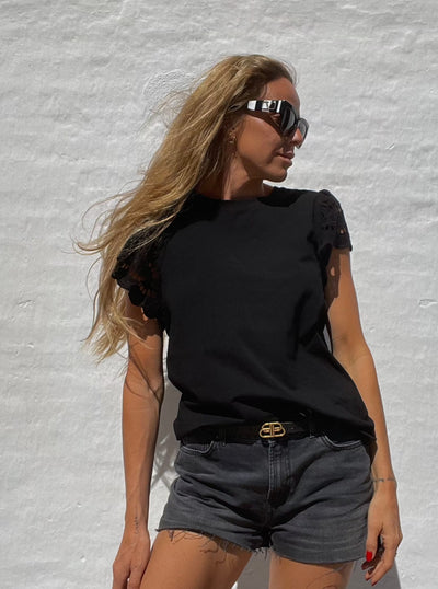 Sassy Copenhagen t-shirts &amp; toppe Boxy t-shirt med blonder - Sort - Mia - Sassy Copenhagen