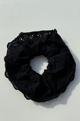 Embroidery anglaise scrunchie - Black - Selma - Andcopenhagen