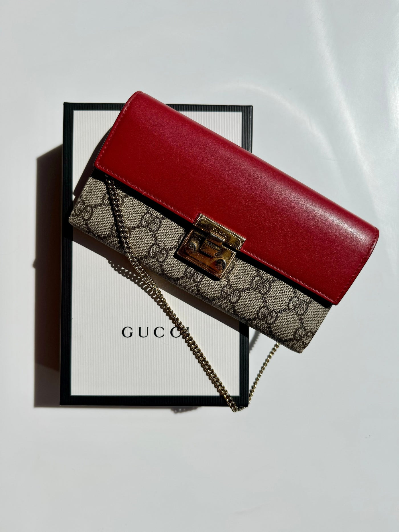 Preloved tasker &amp; punge Gucci - Padlock chain wallet clutch taske - Logo og rød - Secondhand