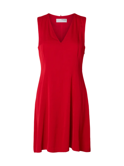 Rød kjole fra Selected Femme med V-udskæring, ærmeløs og asymmetrisk cape-lignende detalje.