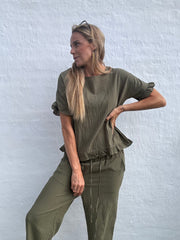 Linney - cotton set with ruffles - Khaki green - Sassy Copenhagen