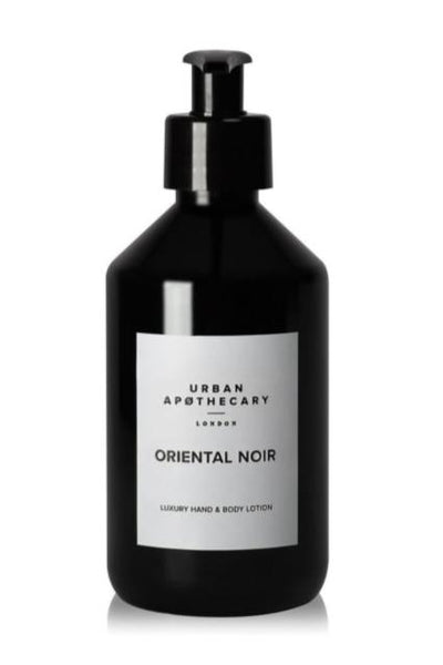 Sort flaske med pumpe, Urban Apothecary Oriental Noir, minimalistisk etiket, luksuriøs lotion.