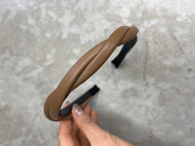 Sassy Copenhagen - Braided leather Hair clip - Signe narrow Cognac