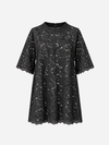 Zeina fra Anine Bing er en sort blonde-T-shirt med en afslappet, let oversize pasform